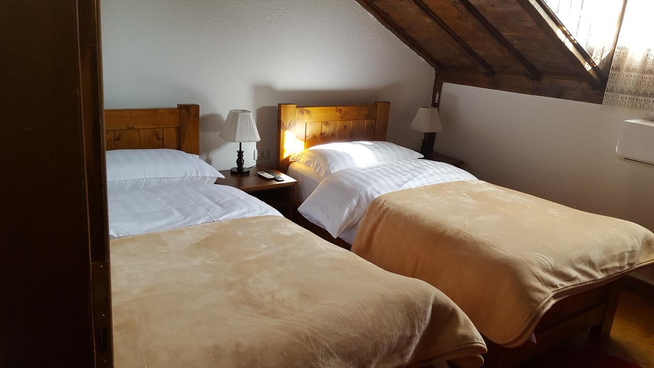 Hotel Bujtina e Bardhe Korce Buitenkant foto