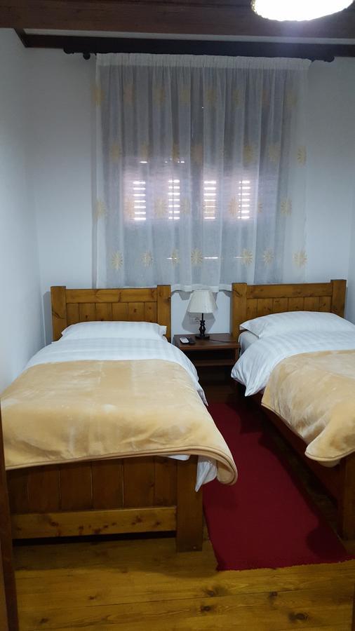 Hotel Bujtina e Bardhe Korce Buitenkant foto