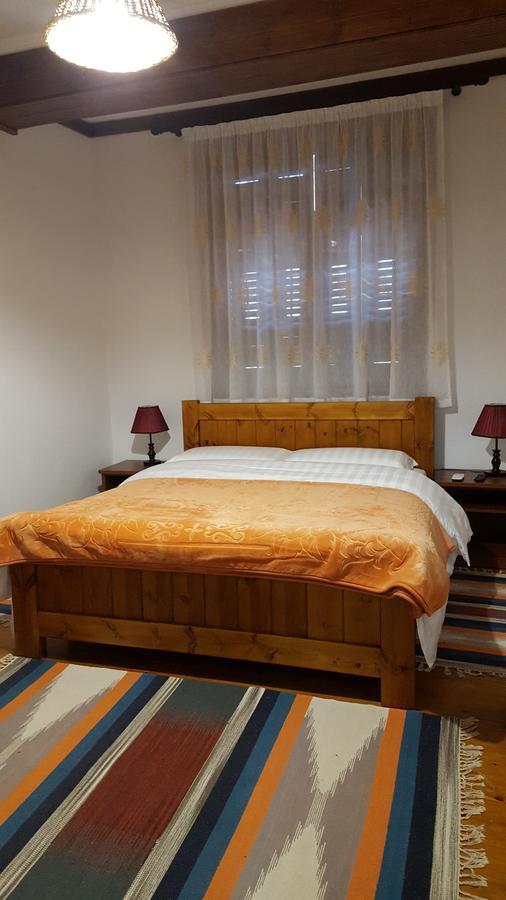 Hotel Bujtina e Bardhe Korce Buitenkant foto