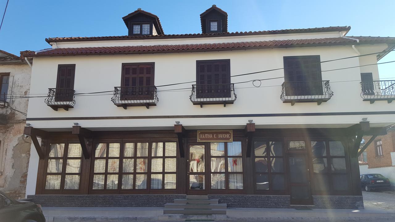 Hotel Bujtina e Bardhe Korce Buitenkant foto