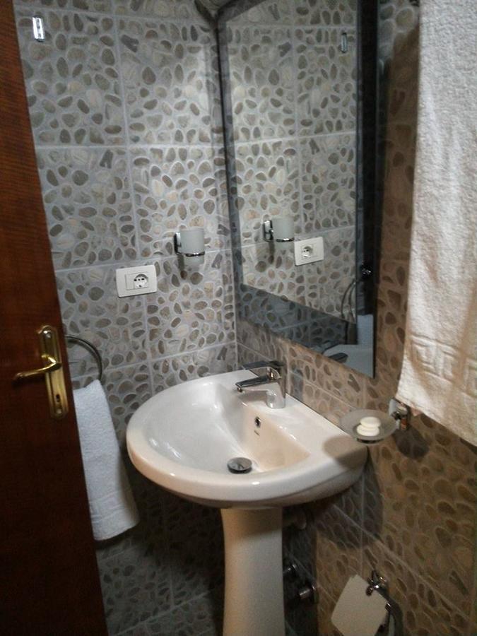Hotel Bujtina e Bardhe Korce Buitenkant foto