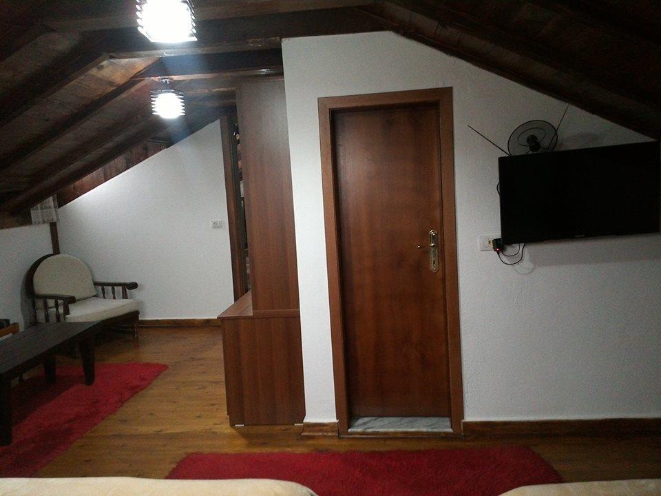 Hotel Bujtina e Bardhe Korce Buitenkant foto