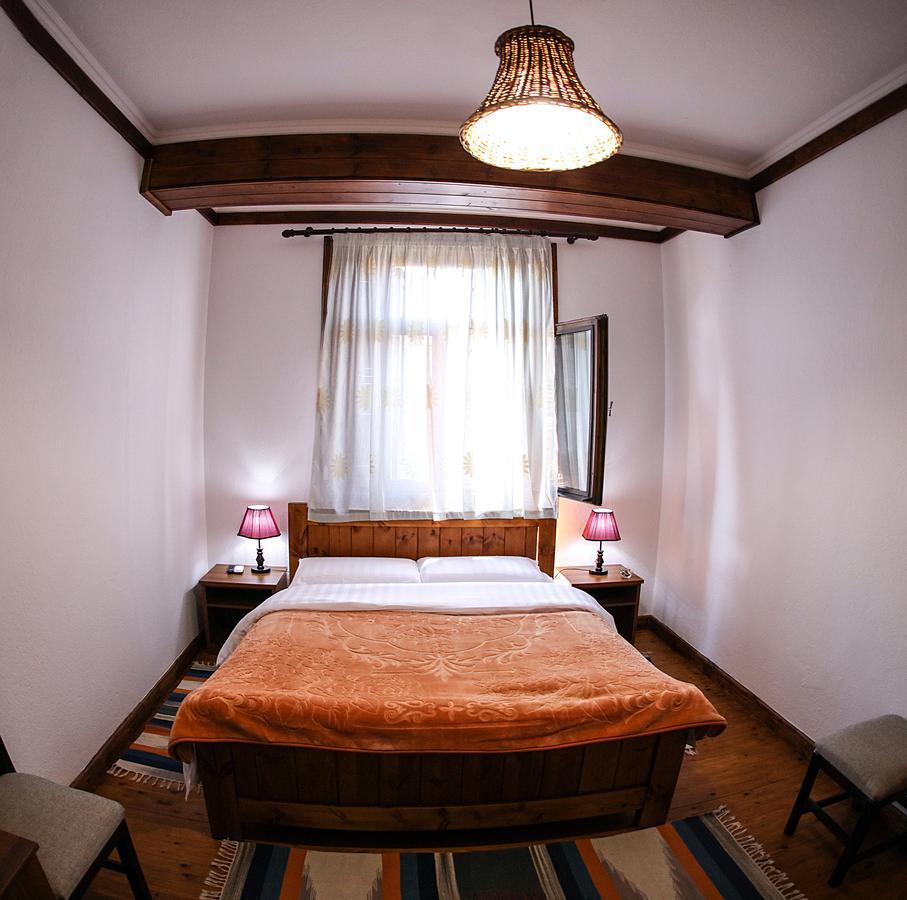 Hotel Bujtina e Bardhe Korce Buitenkant foto