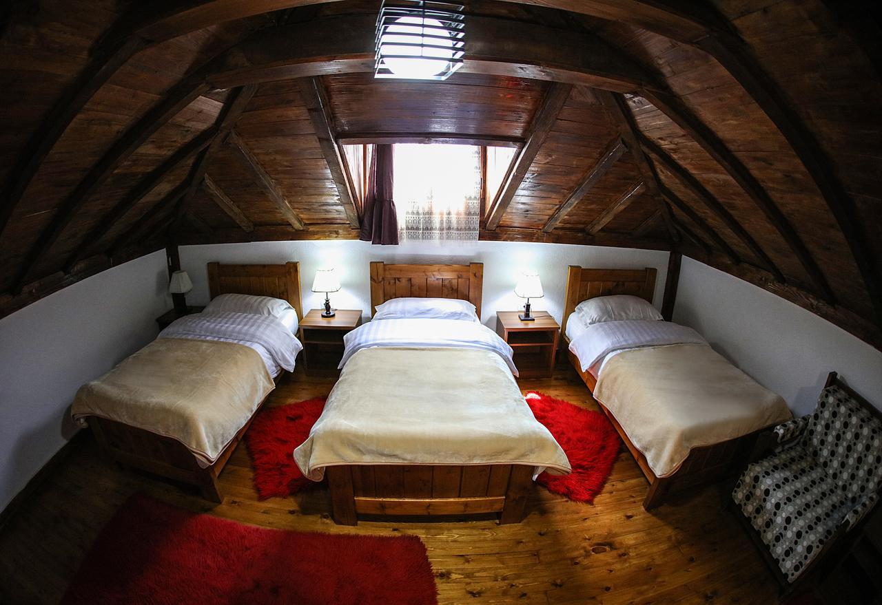 Hotel Bujtina e Bardhe Korce Buitenkant foto