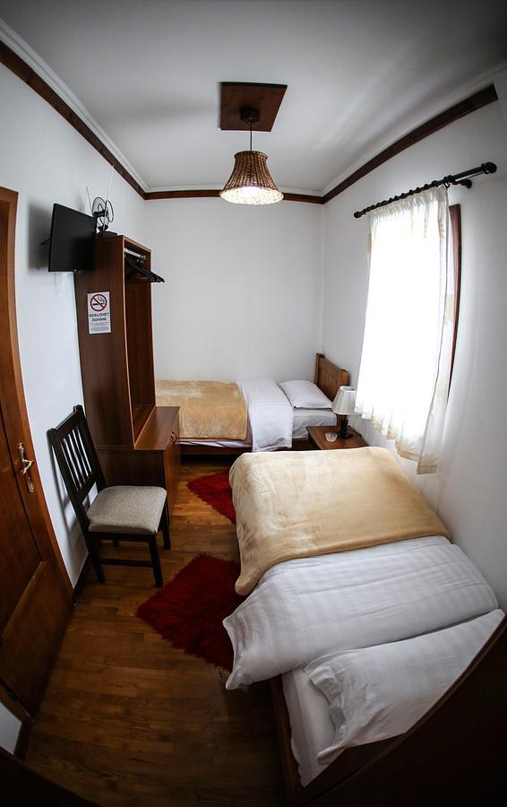 Hotel Bujtina e Bardhe Korce Buitenkant foto
