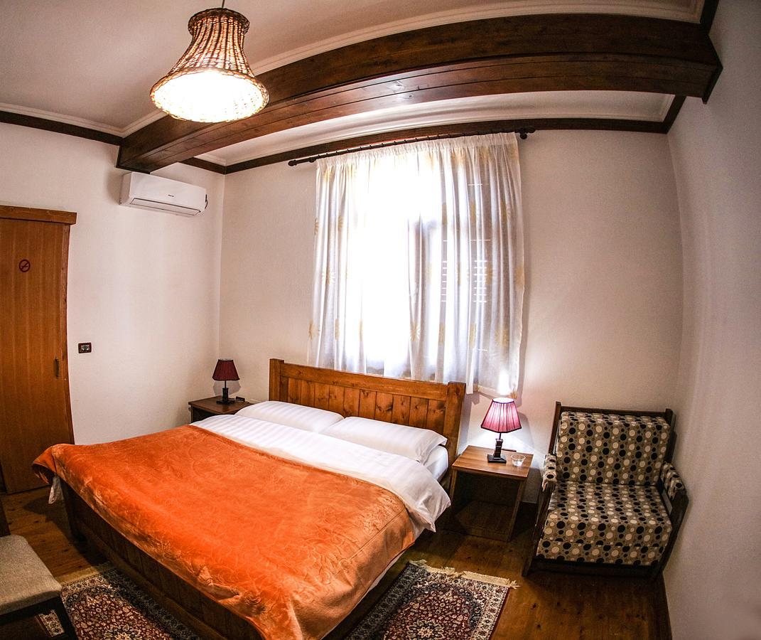 Hotel Bujtina e Bardhe Korce Buitenkant foto