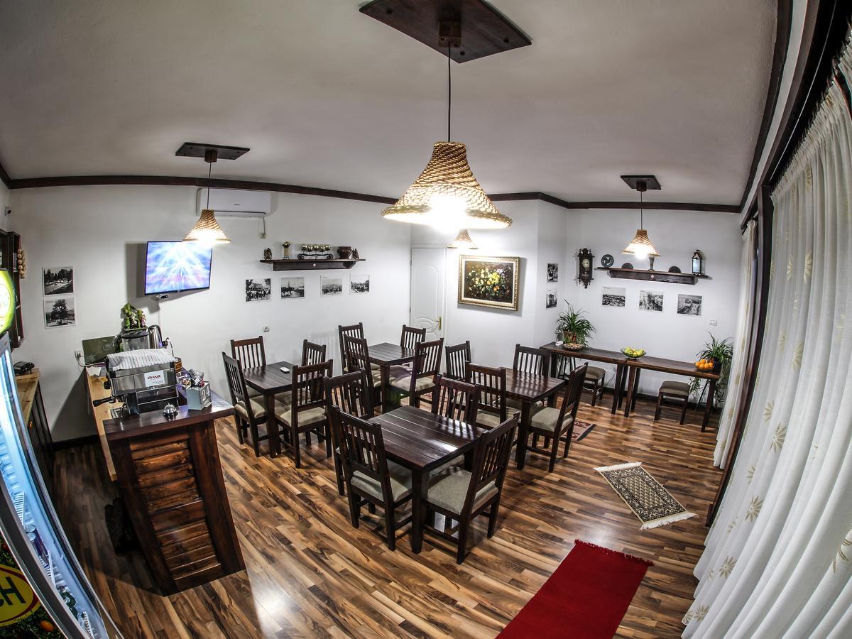 Hotel Bujtina e Bardhe Korce Buitenkant foto